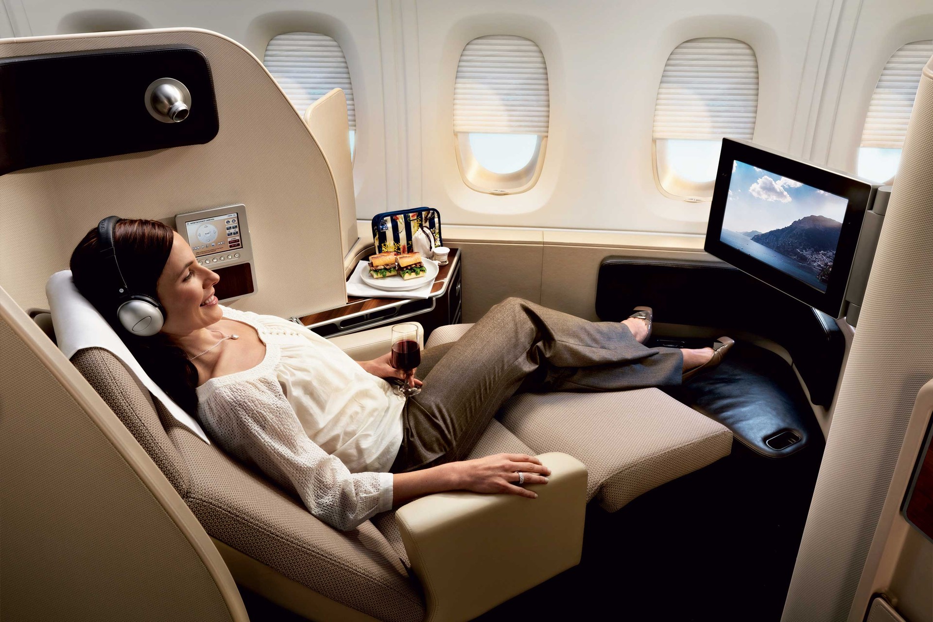 Passageira desfrutando da business class